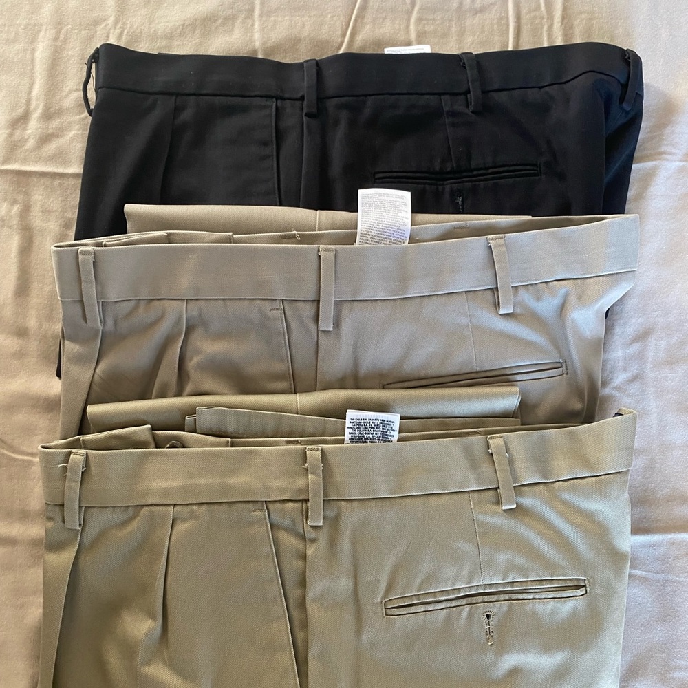 Mens Dockers Signature Khaki Classic Fit - Pleated - Size 42x34